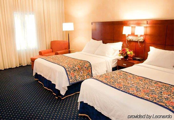 Hotel Courtyard By Marriott Stockton Habitación foto